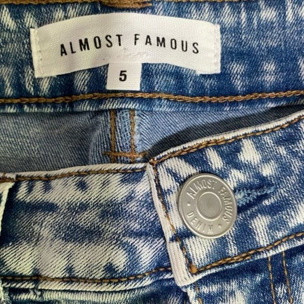 Almost famous juniors, ladies acid wash, cut off jean shorts, size 5 - Picture 5 of 10